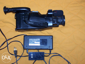 Sony Adapter i Punjač  i Kamera Hi8 za dijelova