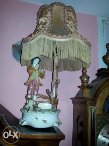 Stilska porculanska stolna lampa
