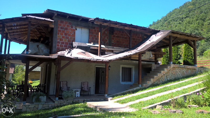 Vikendica i plac pored reke Drine
